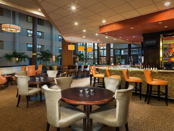 Imagen del bar/restaurante del Hotel Sheraton Charlotte Airport. Foto 5