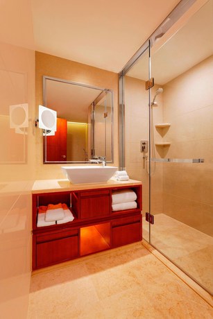 Imagen de la habitación del Hotel Sheraton Chengdu Lido. Foto 2