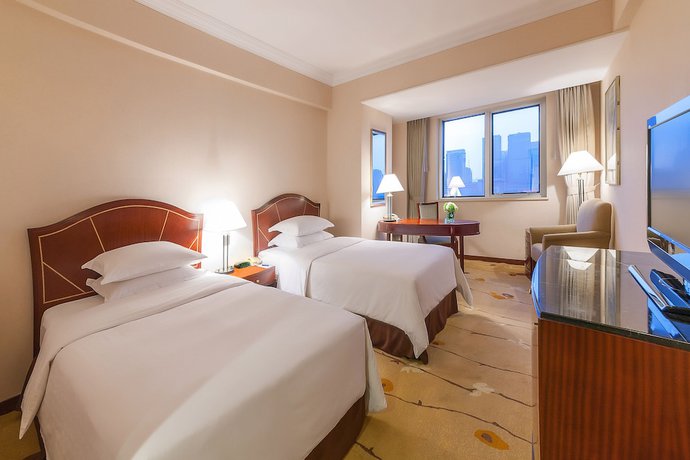 Imagen de la habitación del Hotel Sheraton Chengdu Lido. Foto 7