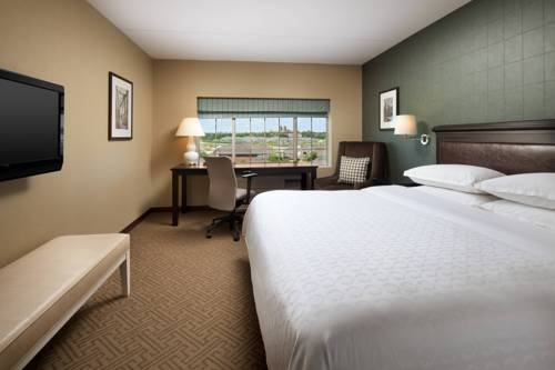 Imagen de la habitación del Hotel Sheraton Chicago Northbrook. Foto 6