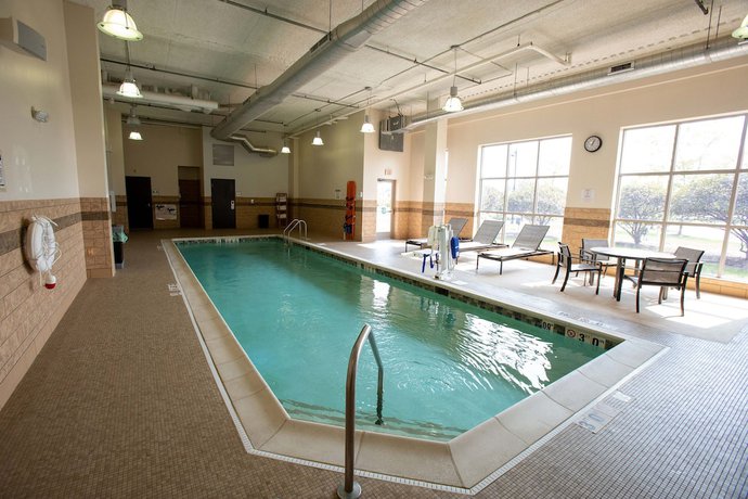 Imagen de la piscina del Hotel Sheraton Chicago Northbrook. Foto 10