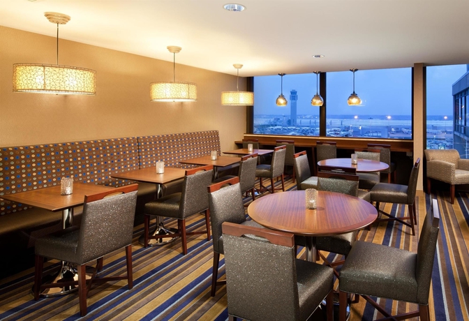 Imagen del bar/restaurante del Hotel Sheraton Clev. Airport Hotel. Foto 3