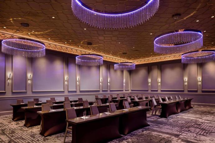 Imagen de los interiores del Hotel Sheraton Commander. Foto 12