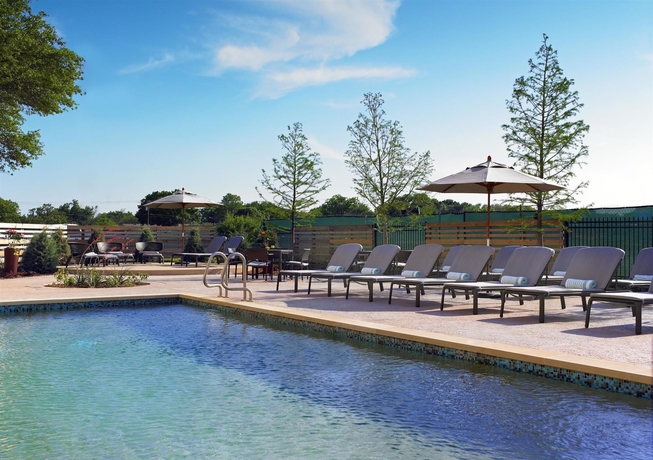 Imagen de la piscina del Hotel Sheraton Dallas By The Galleria. Foto 16