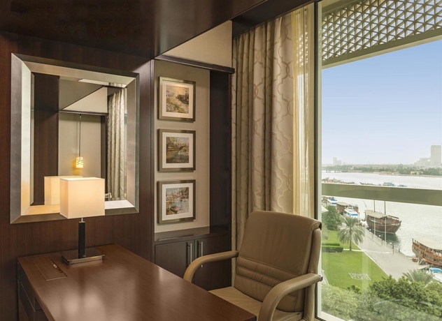 Imagen de la habitación del Hotel Sheraton Dubai Creek and Towers. Foto 11