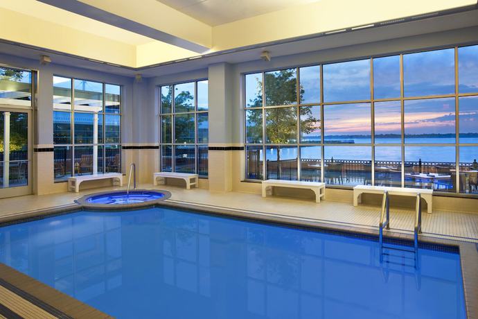 Imagen de la piscina del Hotel Sheraton Erie Bayfront. Foto 13