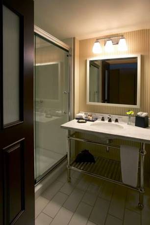 Imagen de la habitación del Hotel Sheraton Erie Bayfront. Foto 10