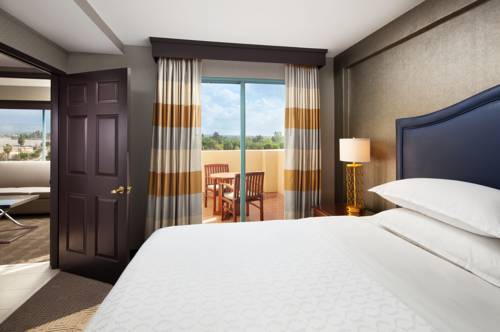 Imagen de la habitación del Hotel Sheraton Fairplex and Conference Center. Foto 8