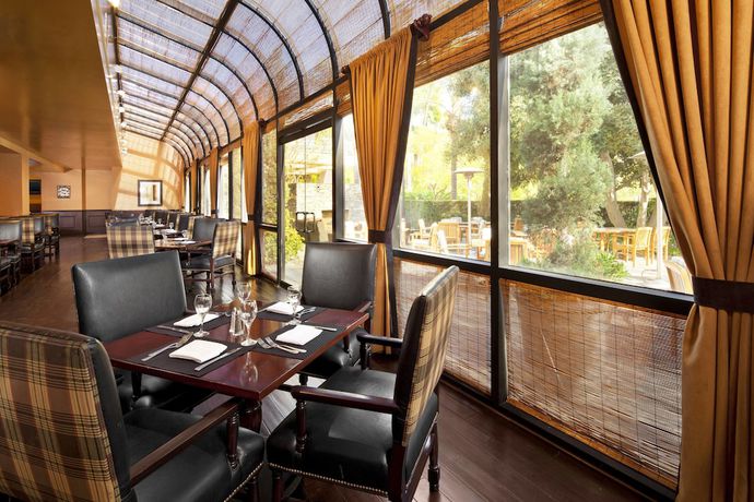 Imagen del bar/restaurante del Hotel Sheraton Fairplex and Conference Center. Foto 5