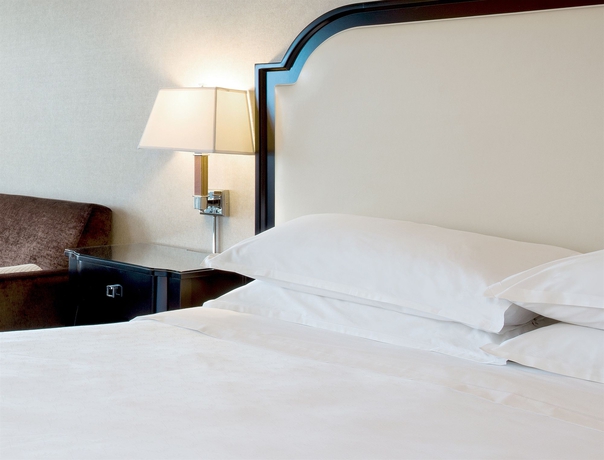 Imagen de la habitación del Hotel Sheraton Fallsview. Foto 6