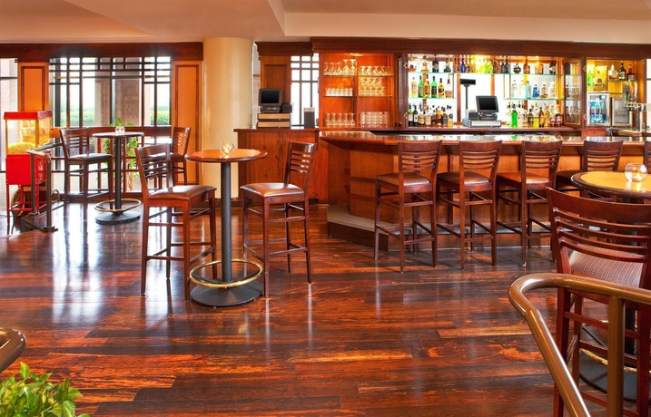 Imagen del bar/restaurante del Hotel Sheraton Gateway. Foto 8