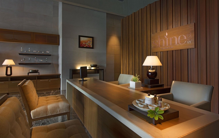 Imagen de la piscina del Hotel Sheraton Grand Bangalore At Brigade Gateway. Foto 13