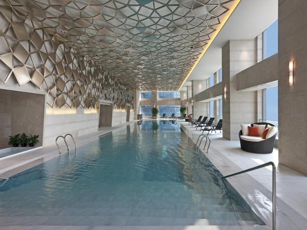 Imagen de la piscina del Hotel Sheraton Grand Beijing Dongcheng. Foto 20