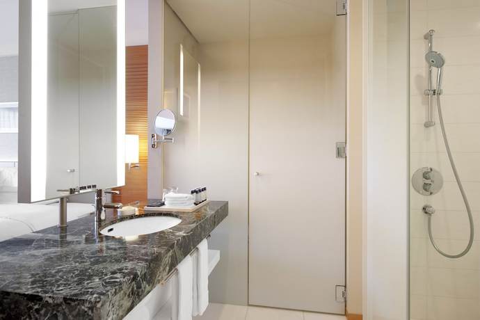 Imagen de la habitación del Hotel Sheraton Grand Hiroshima. Foto 7