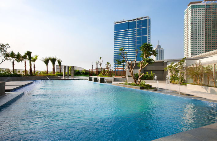 Imagen de la piscina del Hotel Sheraton Grand Jakarta Gandaria City. Foto 16