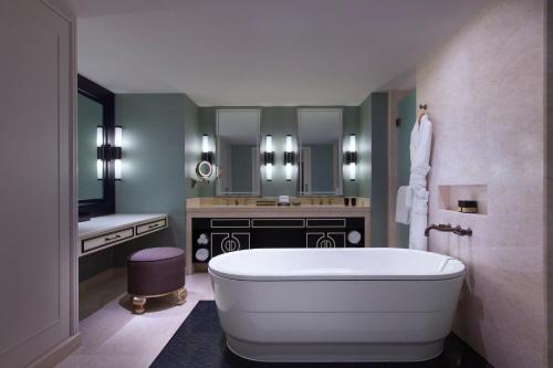 Imagen de la habitación del Hotel Sheraton Grand Macao. Foto 4