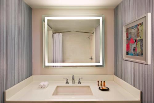 Imagen de la habitación del Hotel Sheraton Grand Nashville Downtown. Foto 18