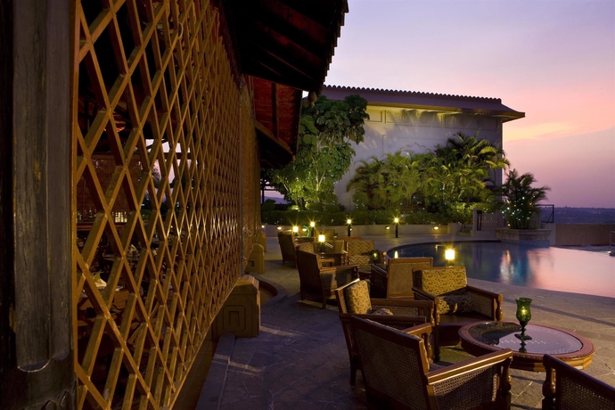 Imagen de la piscina del Hotel Sheraton Grand Pune Bund Garden. Foto 15