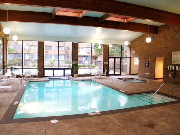 Imagen de la piscina del Hotel Sheraton Grand Rapids Airport Hotel,. Foto 19