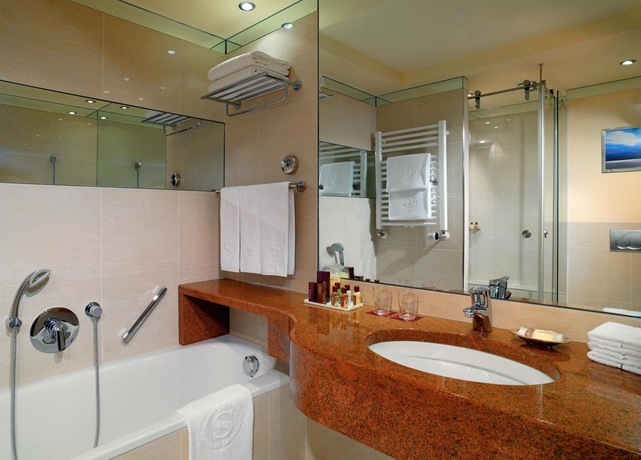 Imagen de la habitación del Hotel Sheraton Grand Salzburg. Foto 9