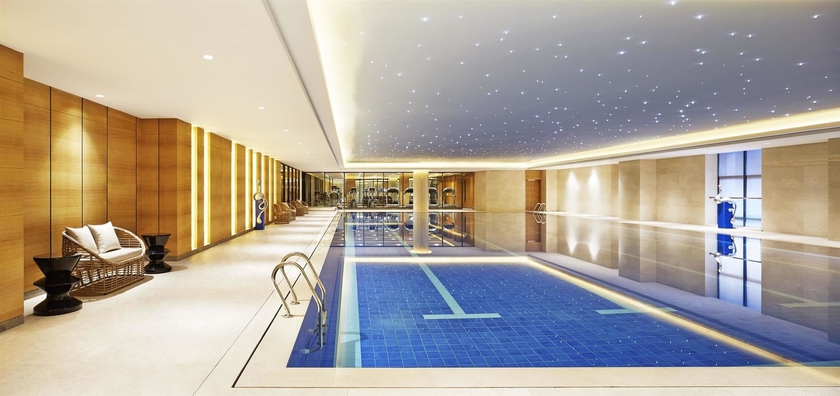Imagen de la piscina del Hotel Sheraton Grand Zhengzhou. Foto 16
