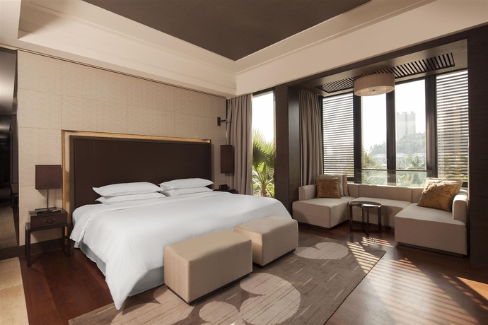 Imagen de la habitación del Hotel Sheraton Guangzhou Huadu Resort. Foto 11