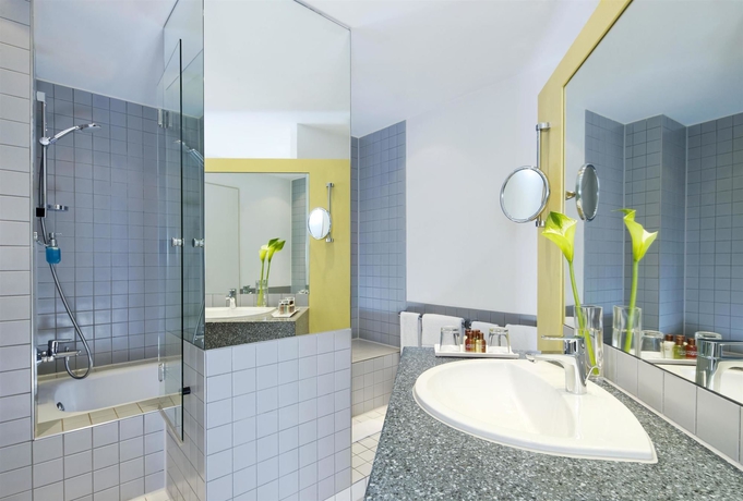 Imagen de la habitación del Hotel Sheraton Hanover Pelikan. Foto 11