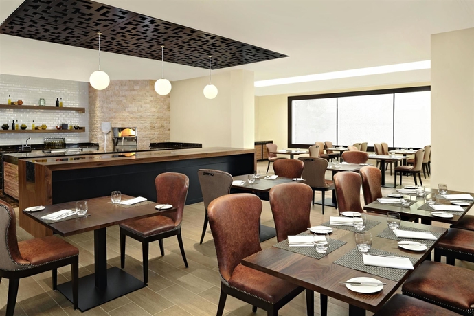 Imagen del bar/restaurante del Hotel Sheraton Heathrow. Foto 2