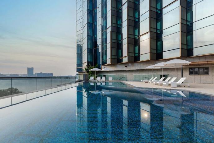 Imagen de la piscina del Hotel Sheraton Hong Kong Tung Chung. Foto 16