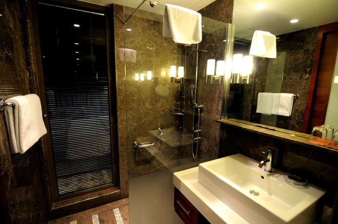 Imagen de la habitación del Hotel Sheraton Istanbul Atakoy. Foto 12