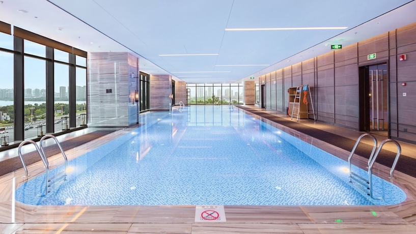 Imagen de la piscina del Hotel Sheraton Kaifeng. Foto 19