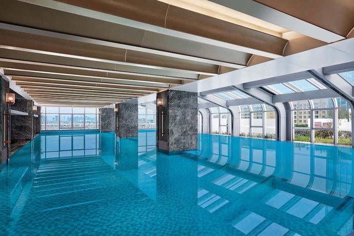 Imagen de la piscina del Hotel Sheraton Kunming. Foto 18