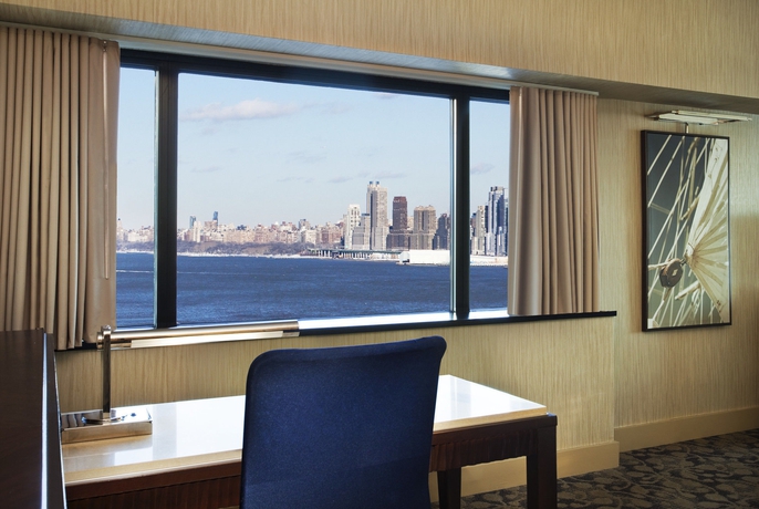 Imagen de la habitación del Hotel Sheraton Lincoln Harbor. Foto 5