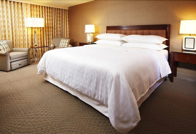 Imagen de la habitación del Hotel Sheraton Lisle Naperville. Foto 8