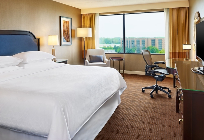 Imagen de la habitación del Hotel Sheraton Lisle Naperville. Foto 10