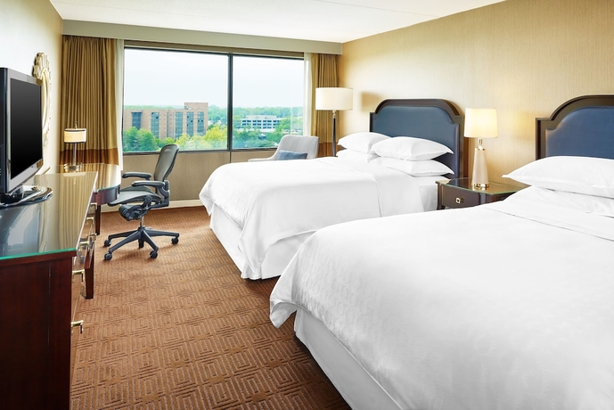 Imagen de la habitación del Hotel Sheraton Lisle Naperville. Foto 11