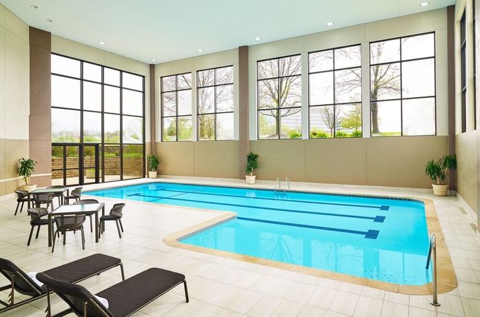 Imagen de la piscina del Hotel Sheraton Lisle Naperville. Foto 19