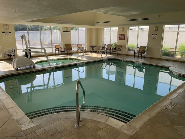 Imagen de la piscina del Hotel Sheraton Louisville Riverside. Foto 9