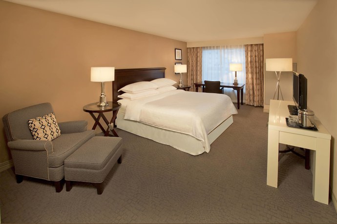 Imagen de la habitación del Hotel Sheraton Louisville Riverside. Foto 3