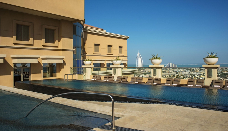 Imagen de la piscina del Hotel Sheraton Mall Of The Emirates , Dubai. Foto 15
