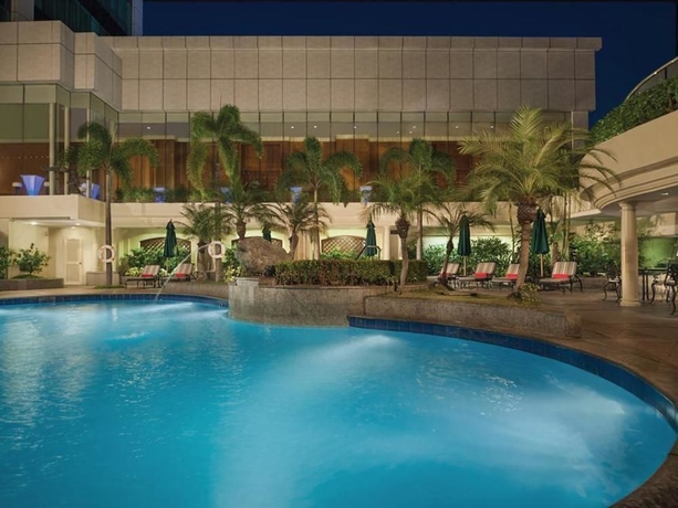 Imagen de la piscina del Hotel Sheraton Manila Bay. Foto 9