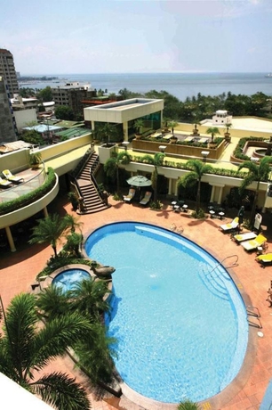 Imagen de la piscina del Hotel Sheraton Manila Bay. Foto 10