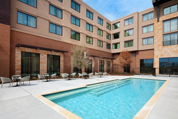 Imagen de la piscina del Hotel Sheraton Mckinney. Foto 15