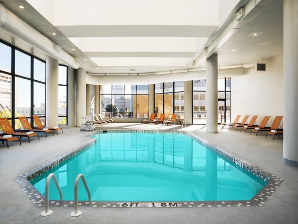 Imagen de la piscina del Hotel Sheraton Memphis Downtown. Foto 20