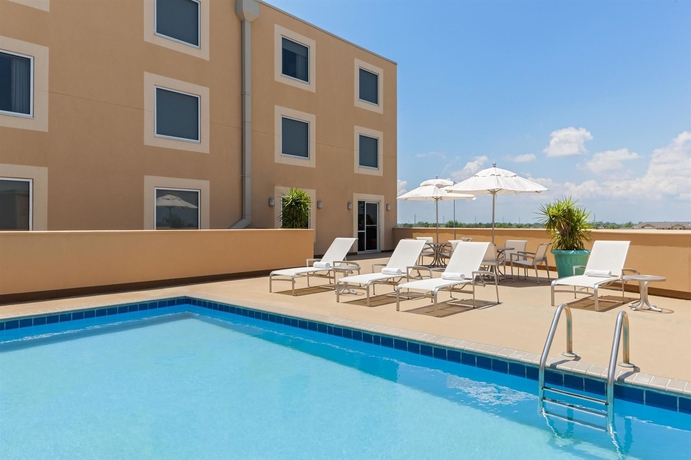 Imagen de la piscina del Hotel Sheraton Metairie - New Orleans. Foto 14