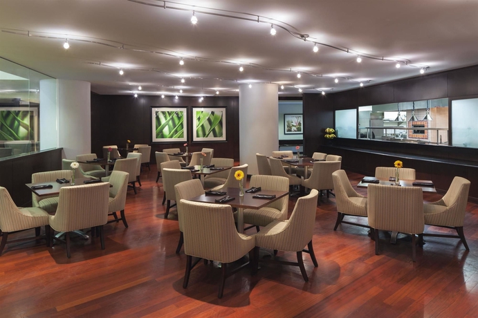 Imagen del bar/restaurante del Hotel Sheraton Metairie - New Orleans. Foto 2