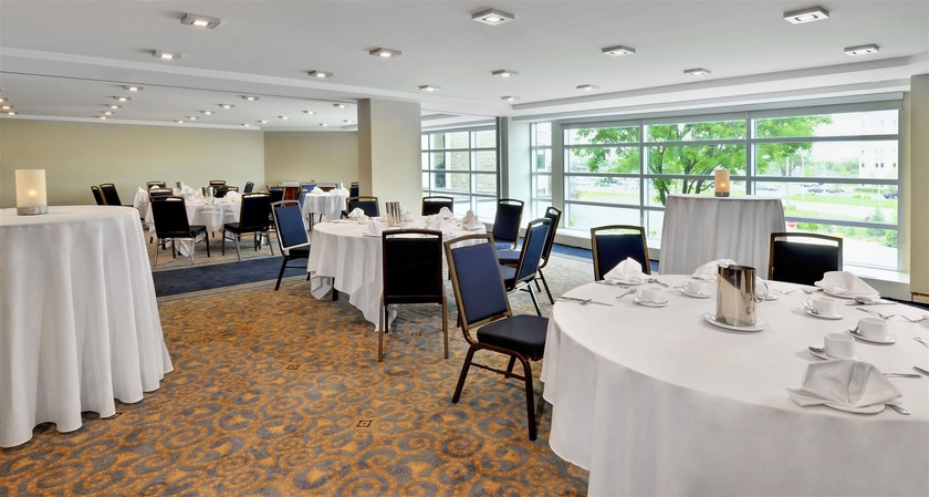 Imagen de los interiores del Hotel Sheraton Montreal Airport. Foto 12