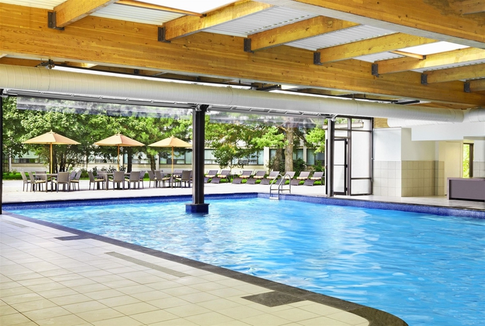 Imagen de la piscina del Hotel Sheraton Montreal Airport. Foto 16