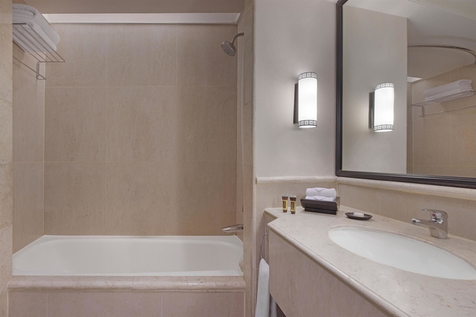 Imagen de la habitación del Hotel Sheraton Mustika Yogyakarta Resort and Spa. Foto 4