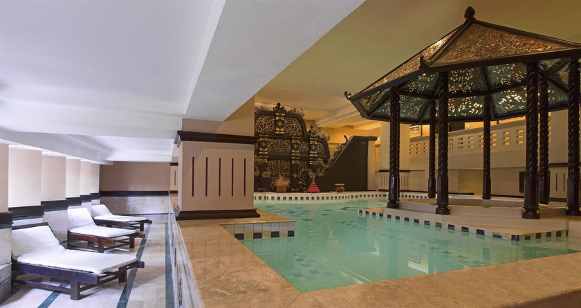 Imagen de la piscina del Hotel Sheraton Mustika Yogyakarta Resort and Spa. Foto 18